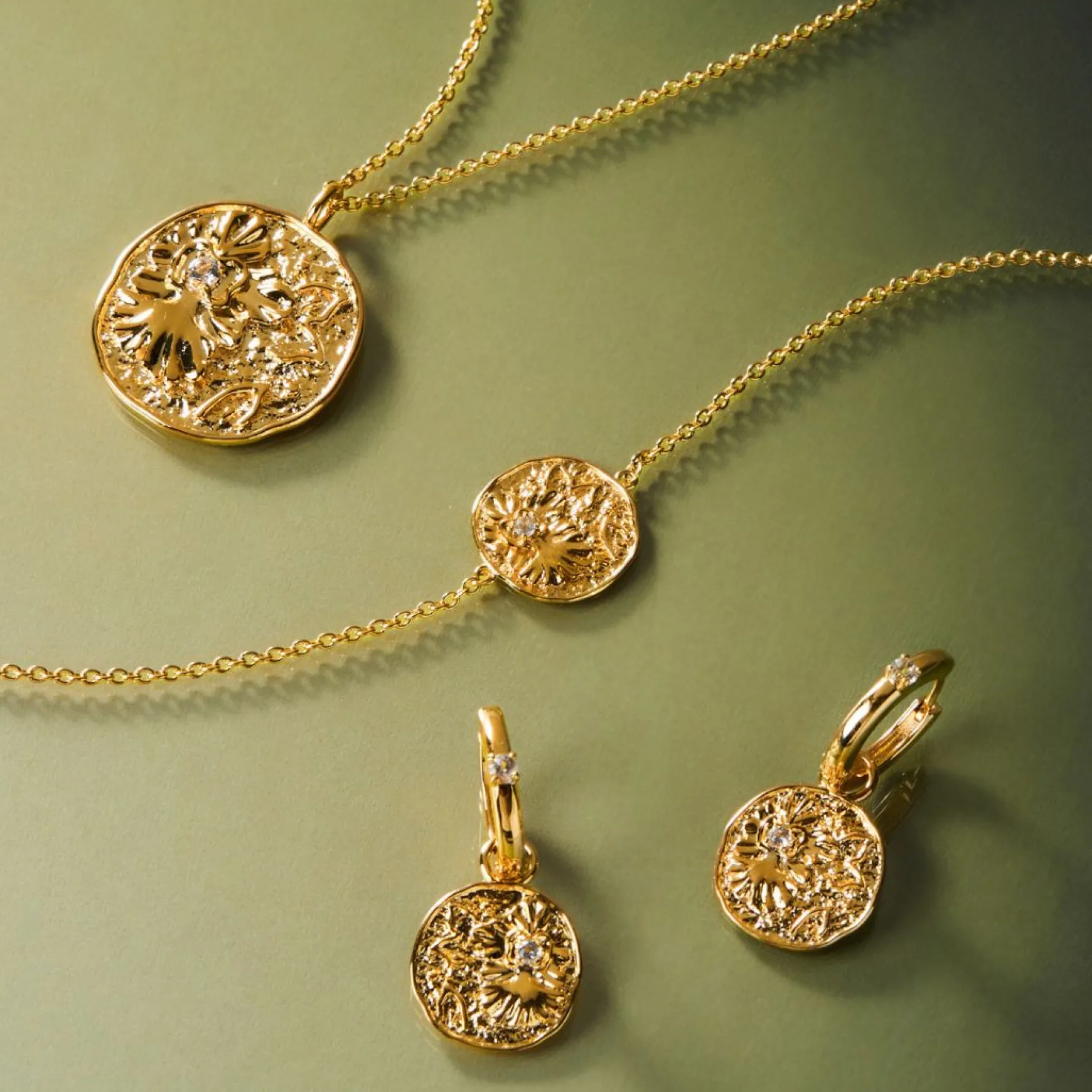 Athena Pendant Bracelet in Gold with White Topaz