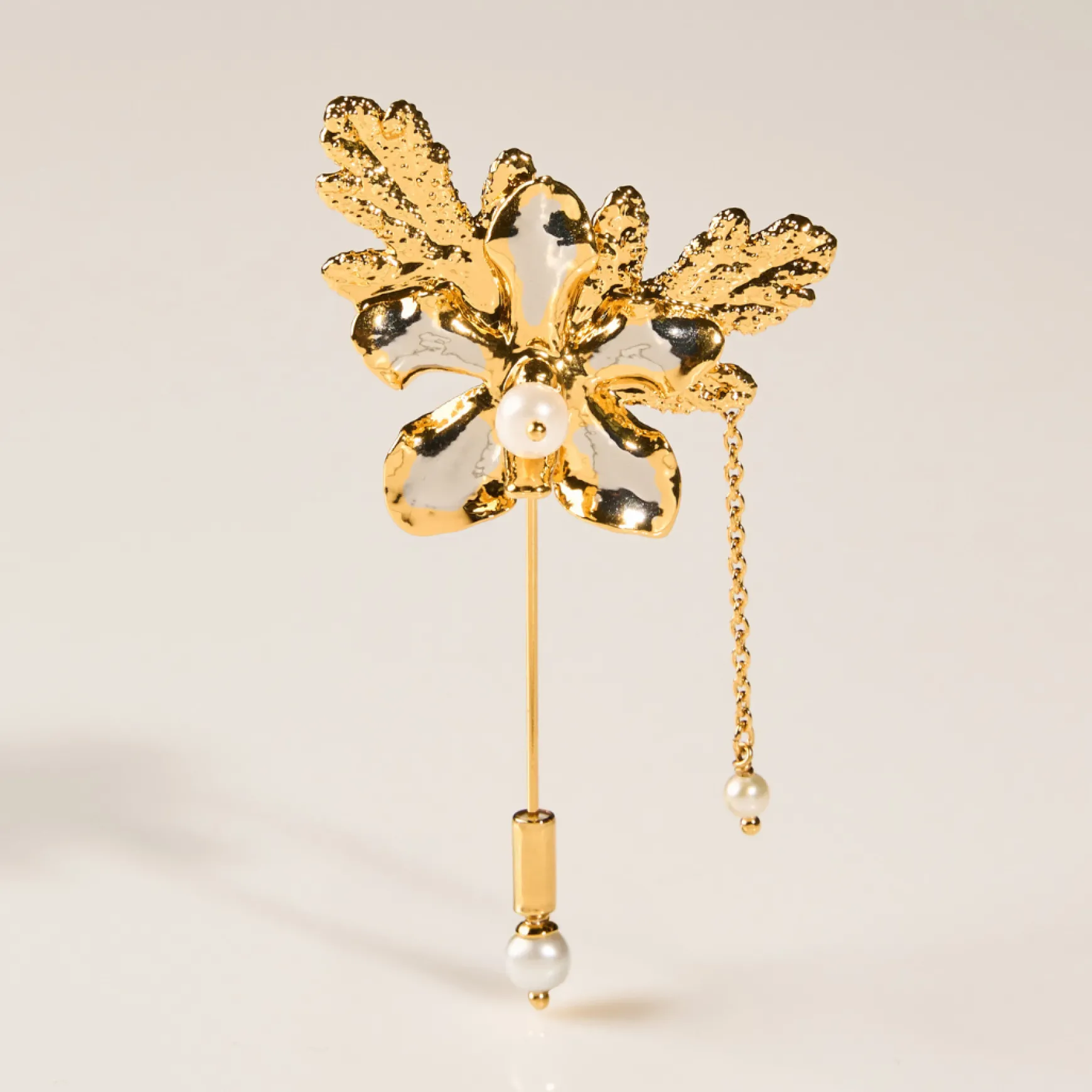 Vanda Limbata Lapel Pin with Citronella Leaves in Gold and Palladium